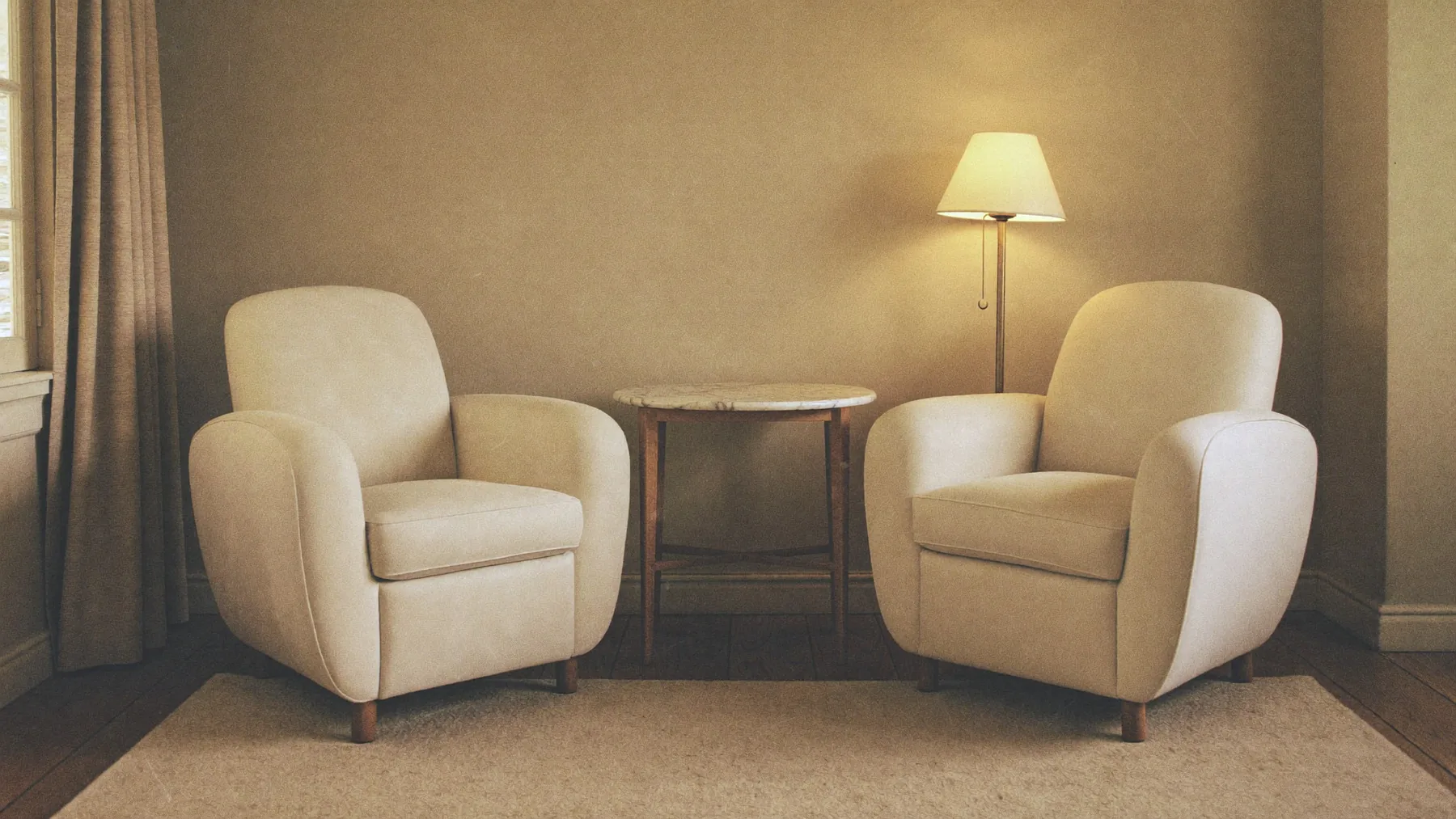 Dos sillones frente a frente junto a una mesa pequeña en Redefyn Aesthetics